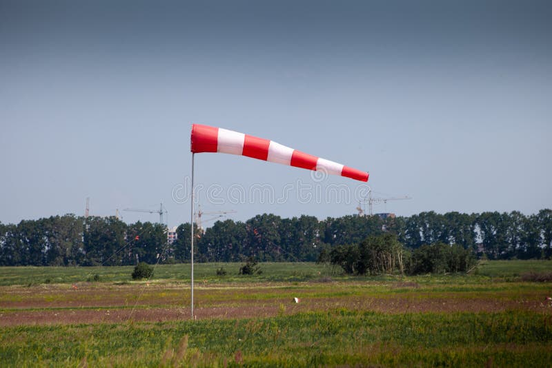 Guindaste de vento para campos de ar. tecido listrado vermelho e branco mostrando a força e direção do vento. tampa do guarda-chuv