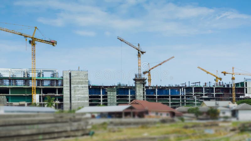 Guindastes e trabalho que trabalham no lapso de tempo grande do canteiro de obras video estoque Guindastes e trabalho que trabalham no lapso de tempo grande do canteiro de obras video estoque
