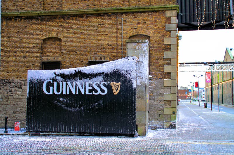 Guinness-fabriksgrindar royaltyfria foton