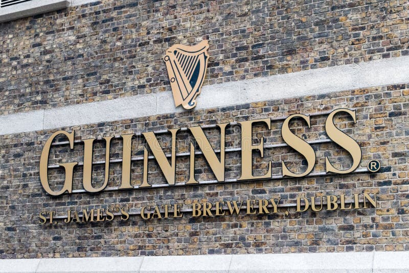 Guinness St James's gate brewery, Dublin inscription på väggen arkivbilder
