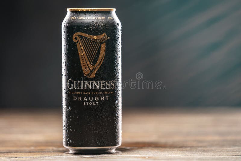 Guinness är en mörk, torr stut som åtminstone härstammar från arthurguinnesbryggeriet. jamess gate dublin ireland 1759. fotografering för bildbyråer