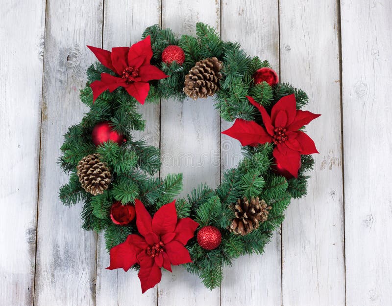Guirlande de Noël de poinsettia de vacances sur le conseil en bois blanc rustique images libres de droits Guirlande de Noël de poinsettia de vacances sur le conseil en bois blanc rustique images libres de droits