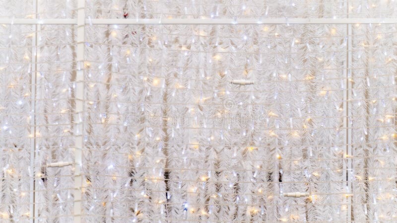 Guirlandes de Noël et lumières miroitantes blanches de ficelle comme revêtement mural, utilisé comme décoration d'événement utili photographie stock libre de droits Guirlandes de Noël et lumières miroitantes blanches de ficelle comme revêtement mural, utilisé comme décoration d'événement utili photographie stock libre de droits