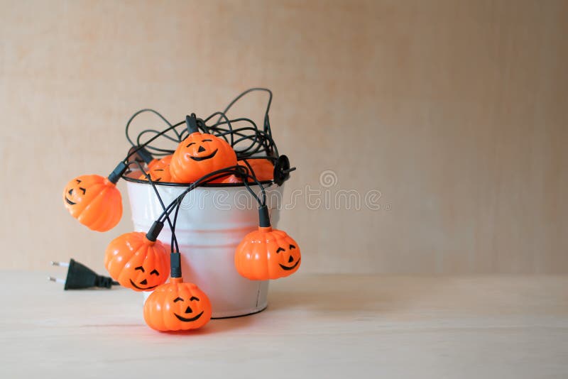 Guirnalda de Halloween dentro de un cubo blanco imagen de archivo Guirnalda de Halloween dentro de un cubo blanco imagen de archivo