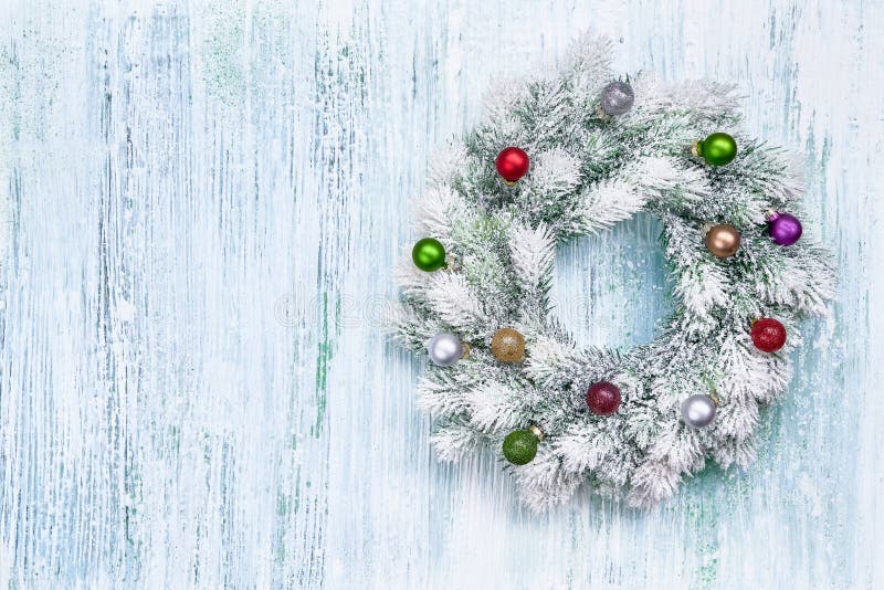Guirnalda de la Navidad blanca con los ornamentos de la Navidad en b de madera azul imágenes de archivo libres de regalías Guirnalda de la Navidad blanca con los ornamentos de la Navidad en b de madera azul imágenes de archivo libres de regalías