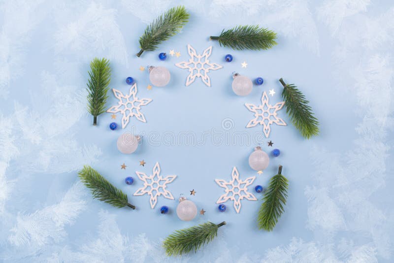 Guirnalda de la Navidad con las ramas y los copos de nieve del abeto en fondo azul en colores pastel Ornamentos con la guirnalda fotografía de archivo libre de regalías Guirnalda de la Navidad con las ramas y los copos de nieve del abeto en fondo azul en colores pastel Ornamentos con la guirnalda fotografía de archivo libre de regalías