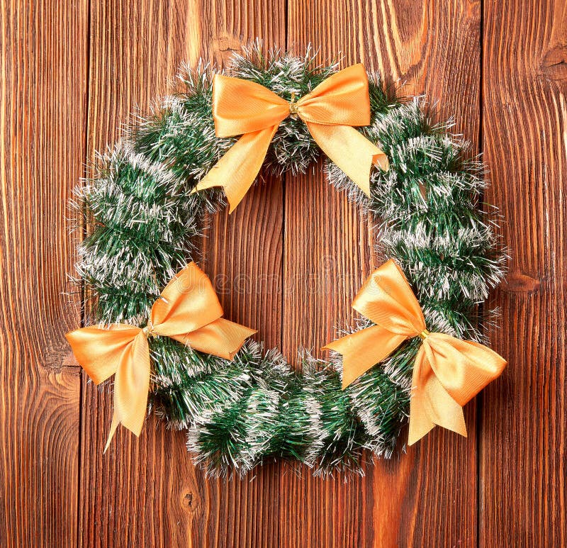 Guirnalda de la Navidad en fondo de madera como decoración de la Navidad imagenes de archivo Guirnalda de la Navidad en fondo de madera como decoración de la Navidad imagenes de archivo