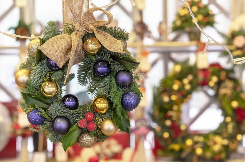 Guirnalda de la Navidad de la picea, de la púrpura y de las bolas del oro imagen de archivo libre de regalías Guirnalda de la Navidad de la picea, de la púrpura y de las bolas del oro imagen de archivo libre de regalías