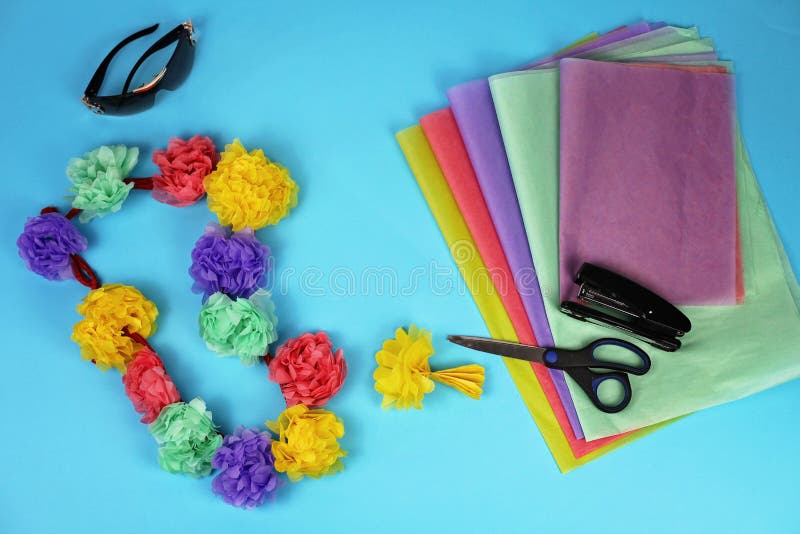 Guirnalda Hawaiana Con Flores De Papel Foto de archivo - Imagen de relaje, handmade: 212421912 Guirnalda Hawaiana Con Flores De Papel Foto de archivo - Imagen de relaje, handmade: 212421912