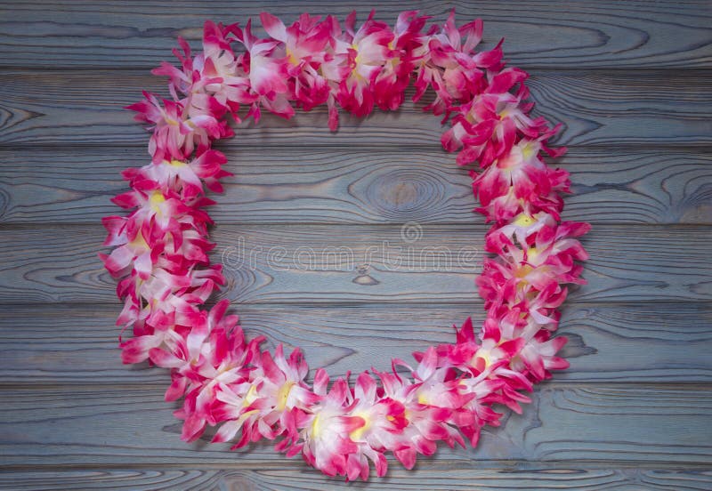 Guirnalda Hawaiana De Flores, Guirnalda En Un Fondo De Madera Foto de archivo - Imagen de forma, flores: 109850712 Guirnalda Hawaiana De Flores, Guirnalda En Un Fondo De Madera Foto de archivo - Imagen de forma, flores: 109850712