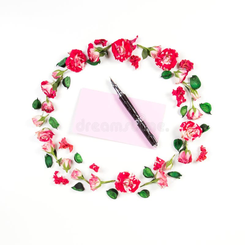 Guirnalda hecha de rosas frescas y de tarjeta secada del flor y rosada con la pluma en el fondo blanco imágenes de archivo libres de regalías Guirnalda hecha de rosas frescas y de tarjeta secada del flor y rosada con la pluma en el fondo blanco imágenes de archivo libres de regalías
