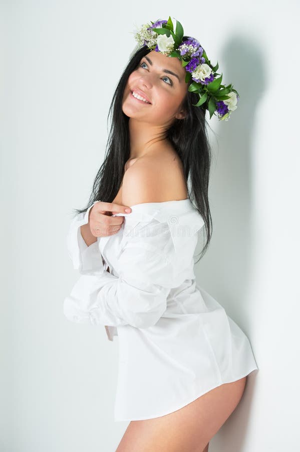 Guirnalda que lleva de la mujer hermosa de flores imagenes de archivo Guirnalda que lleva de la mujer hermosa de flores imagenes de archivo