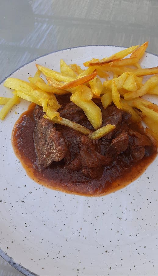 Fígado Frito Com Batatas E Tomate Estufado. Fígado Frito Na Chapa