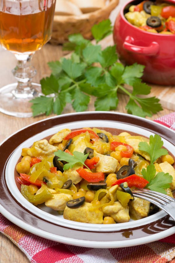 Guisado de pollo delicioso con los garbanzos, las pimientas y las cebollas imagen de archivo libre de regalías Guisado de pollo delicioso con los garbanzos, las pimientas y las cebollas imagen de archivo libre de regalías