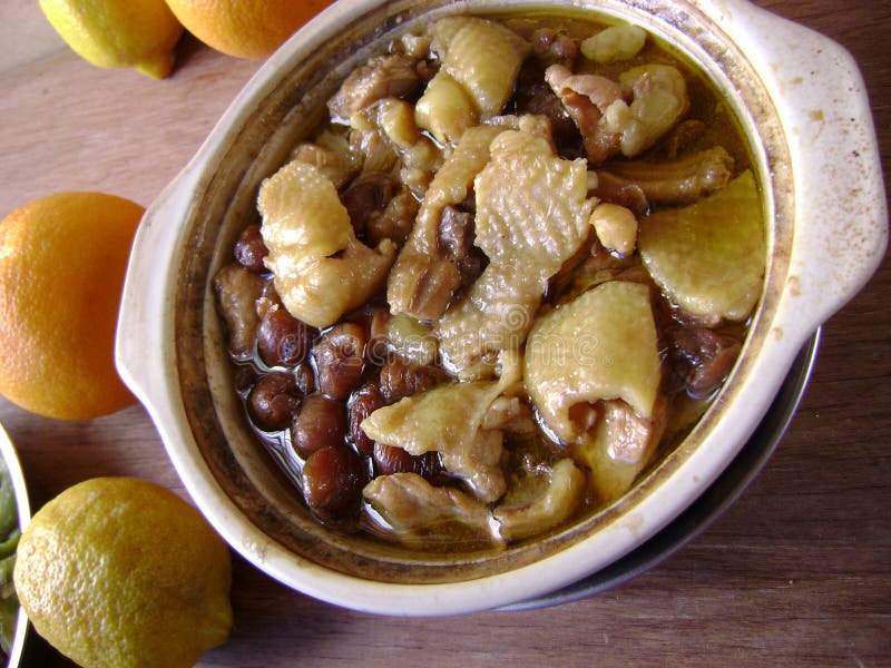 Guisado del chino en un pote lento de la cocina imágenes de archivo libres de regalías Guisado del chino en un pote lento de la cocina imágenes de archivo libres de regalías