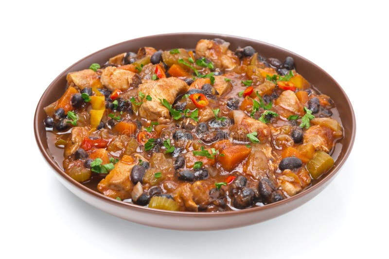 Guise con las alubias negras, chile, pollo y verduras, aislados imagen de archivo libre de regalías Guise con las alubias negras, chile, pollo y verduras, aislados imagen de archivo libre de regalías