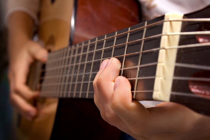 Detailný pohľad na gitaru a muscians ruky.