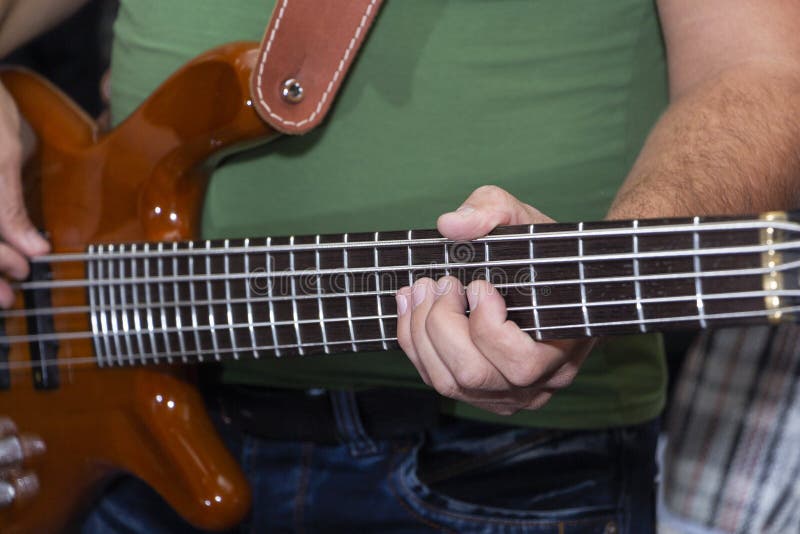Guitar av elektrisk bas i handjur, mörk bakgrund royaltyfria foton Guitar av elektrisk bas i handjur, mörk bakgrund royaltyfria foton