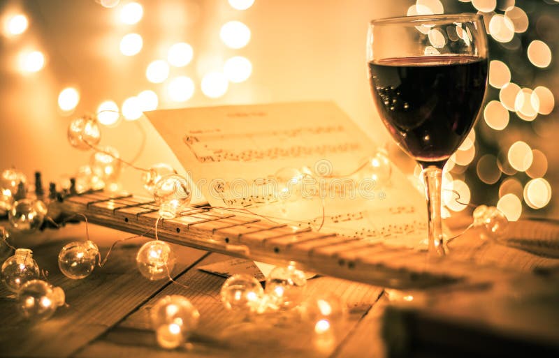 Bạn có yêu âm nhạc không? Hãy thưởng thức một đêm Giáng sinh đầy lãng mạn với những bản nhạc không lời cùng tiếng đàn guitar rung động lòng người, ánh đèn nháy và ly rượu đỏ cùng nhau đón lễ hội truyền thống này. Hãy xem hình ảnh liên quan để cảm nhận ngay nhé!