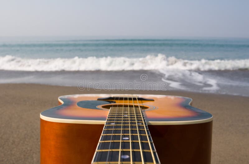 Chitarra su uno sfondo di un onda del mare.
