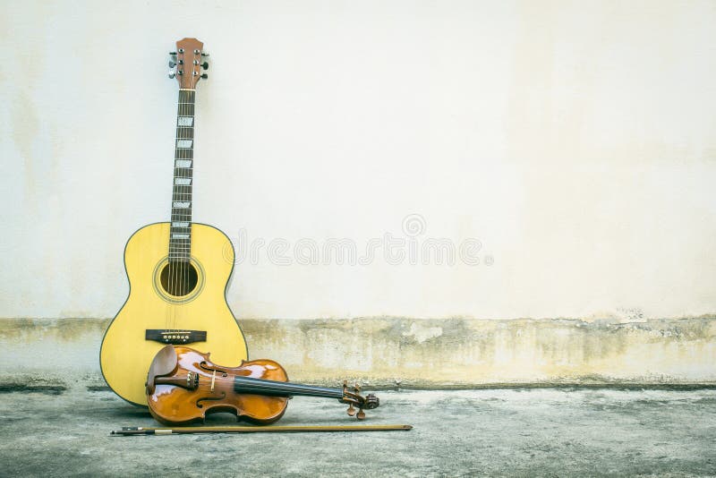 Guitare acoustique avec le vintage de violon photographie stock libre de droits Guitare acoustique avec le vintage de violon photographie stock libre de droits