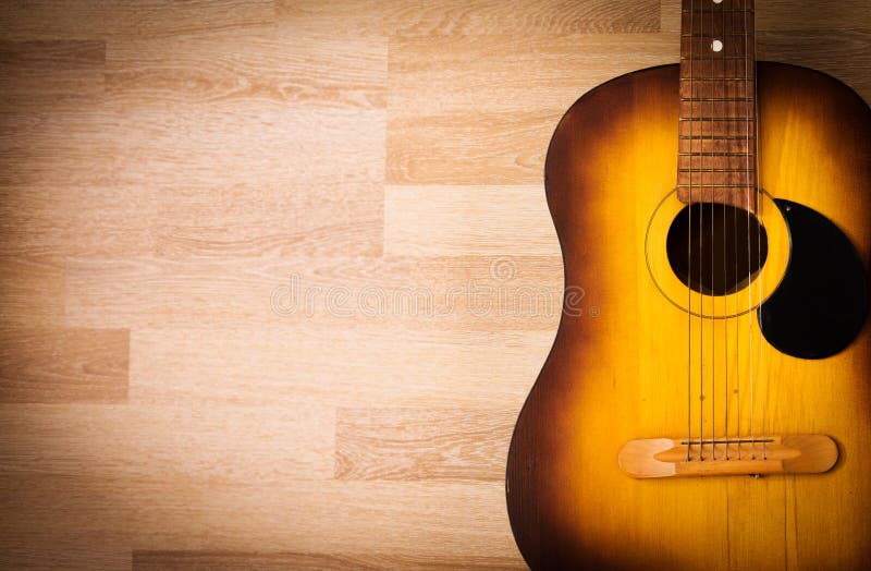 Guitare acoustique se reposant sur un fond grunge vide photographie stock libre de droits Guitare acoustique se reposant sur un fond grunge vide photographie stock libre de droits