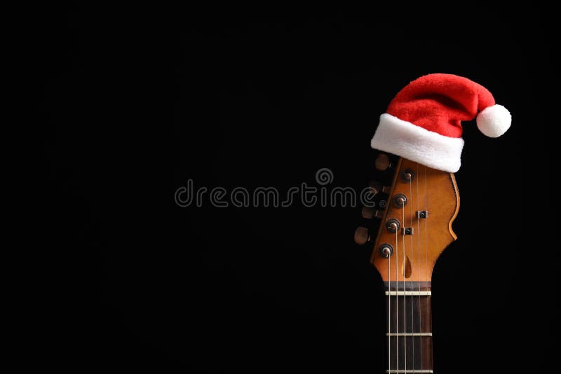Guitare Avec Chapeau De Père Noël Blanc Concept De Musique De Noël Image  stock - Image du objet, rouge: 161736989