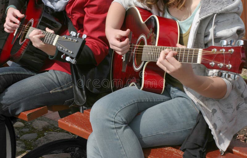 Dos joven las chicas guitarra acustica, situación una foto.