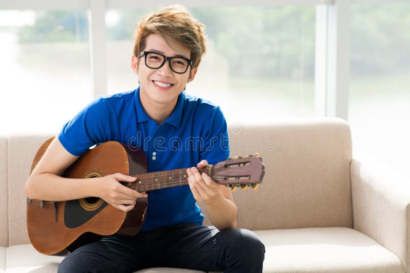 Guitariste de l'adolescence photo stock Guitariste de l'adolescence photo stock