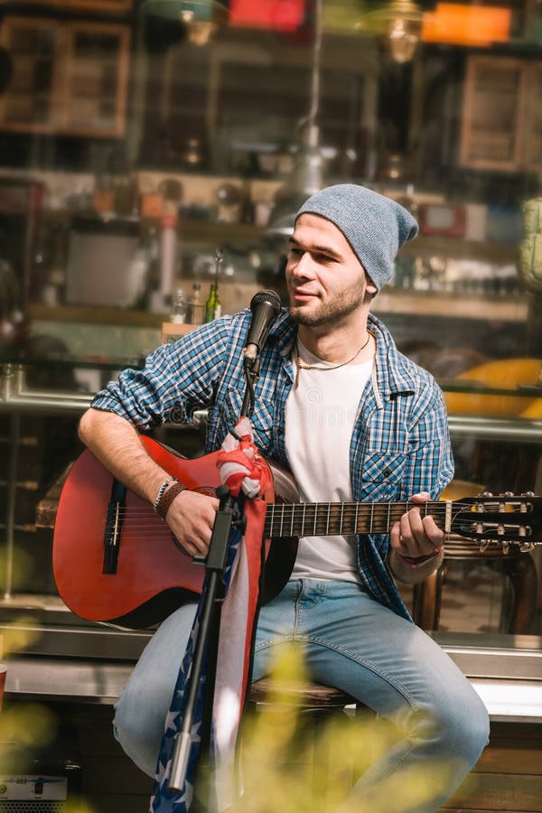 Guitariste masculin songeur développant ses qualifications de musique photo stock Guitariste masculin songeur développant ses qualifications de musique photo stock