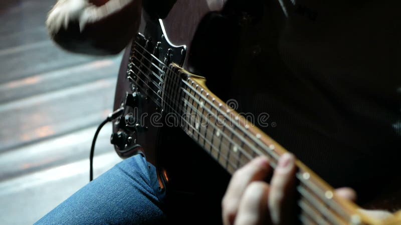 Guitariste musicien qui joue de la guitare électrique. Étroitement.