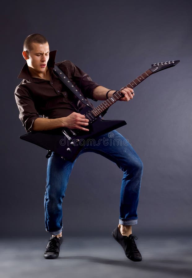 Concept De Passion Hobby. Guitariste Pose Avec Guitare. Longue Interprète  Aux Cheveux Et Son Instrument. Banque D'Images et Photos Libres De Droits.  Image 62759429