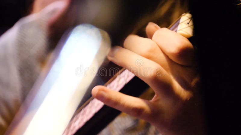 Guitarra acústica hermosa del primer que es jugada por la mujer que se sienta, concepto del músico Mujer que juega el primer de l fotos de archivo Guitarra acústica hermosa del primer que es jugada por la mujer que se sienta, concepto del músico Mujer que juega el primer de l fotos de archivo