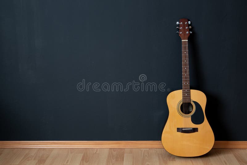 Guitarra acústica na sala vazia imagens de stock Guitarra acústica na sala vazia imagens de stock