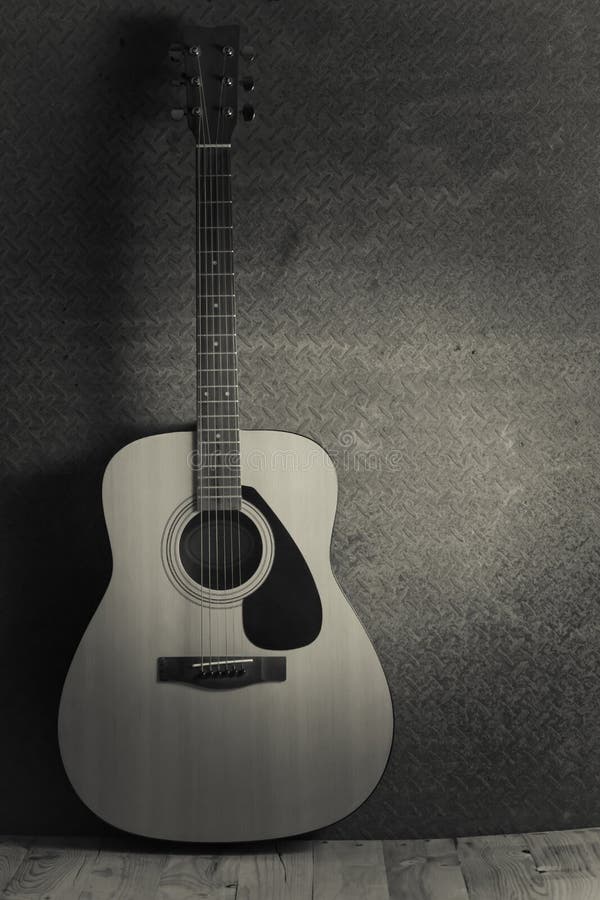 Guitarra acústica no fundo de aço velho imagens de stock Guitarra acústica no fundo de aço velho imagens de stock