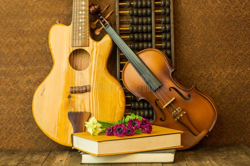 Guitarra acústica y violín foto de archivo. Imagen de encanto 64629154