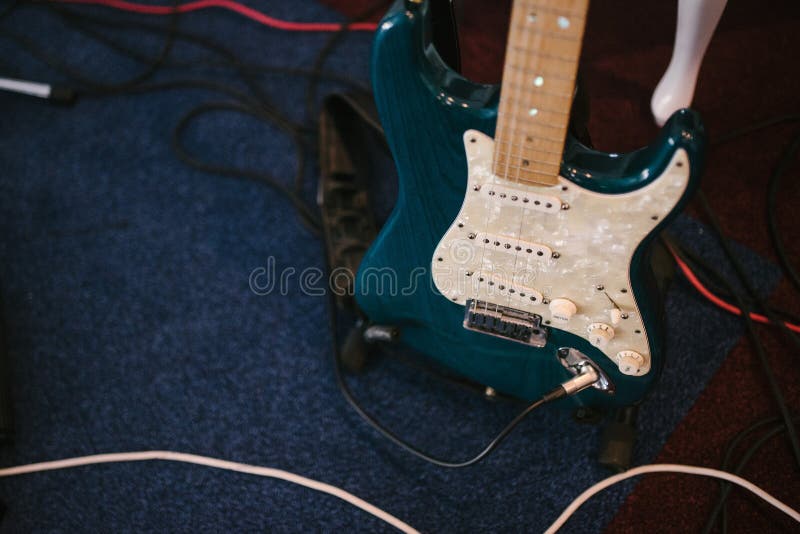 Guitarra-baixo el?trica que est? dentro perto acima fotos de stock Guitarra-baixo el?trica que est? dentro perto acima fotos de stock