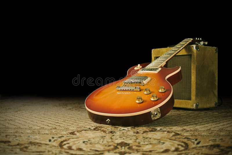 Guitarra e amplificador em um estúdio de gravação fotos de stock Guitarra e amplificador em um estúdio de gravação fotos de stock