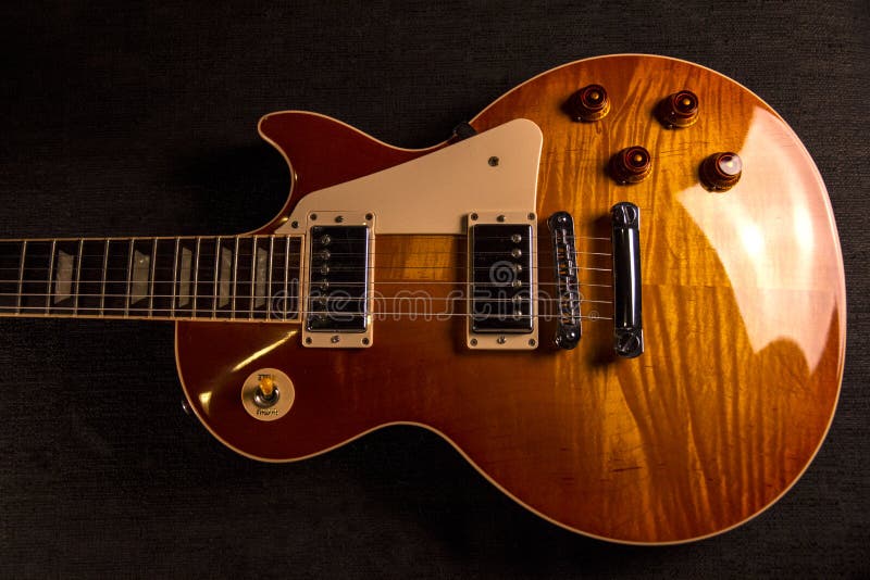 Guitarra eléctrica del vintage con la pintura perfecta de un color brillante de la cereza con reflexiones casi metálicas imagenes de archivo Guitarra eléctrica del vintage con la pintura perfecta de un color brillante de la cereza con reflexiones casi metálicas imagenes de archivo