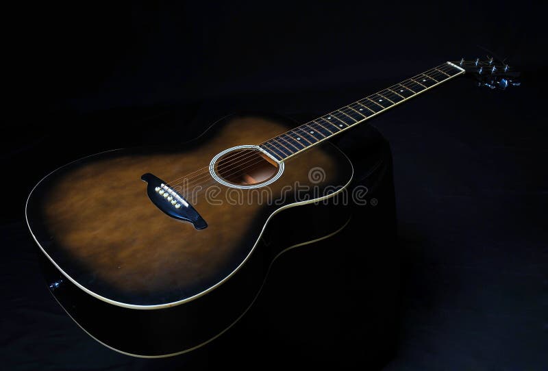 Guitarra em um fundo preto foto de stock royalty free Guitarra em um fundo preto foto de stock royalty free