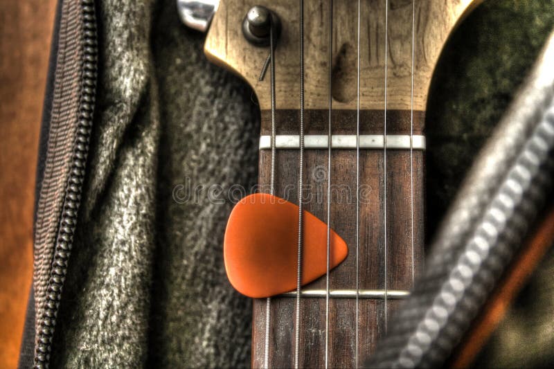 Guitarra en el caso foto de archivo Guitarra en el caso foto de archivo