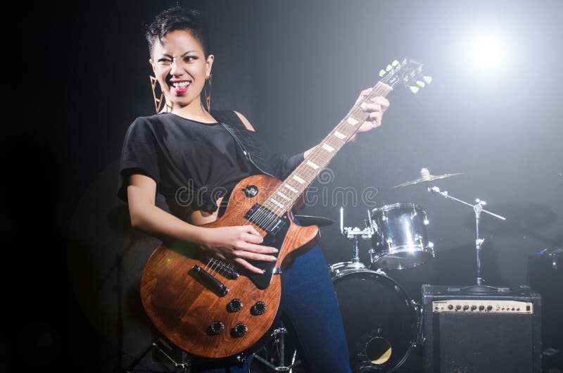 Guitarrista da mulher fotografia de stock Guitarrista da mulher fotografia de stock