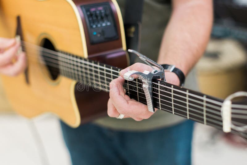 Guitarrista del hombre en la guitarra acústica imagenes de archivo Guitarrista del hombre en la guitarra acústica imagenes de archivo