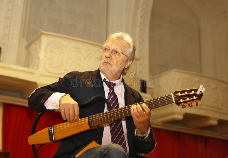 Guitarrista e compositor belgas de Francis Goya em um ensaio antes de um concerto em St Petersburg, Rússia