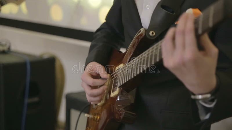 Guitarrista e guitarrista do baixo no jogo da faixa