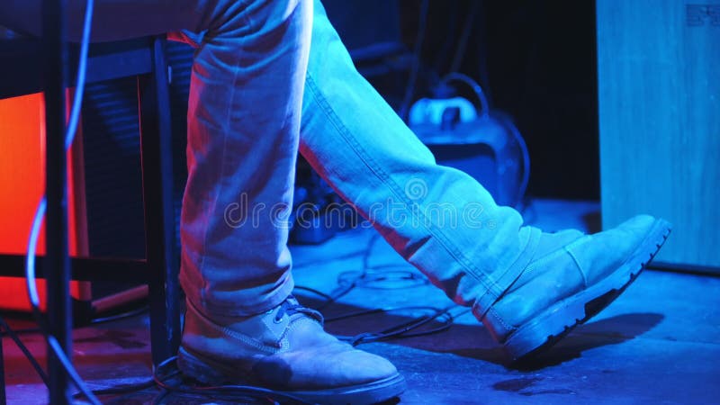 Guitarrista no concerto no clube - ideia dos pés