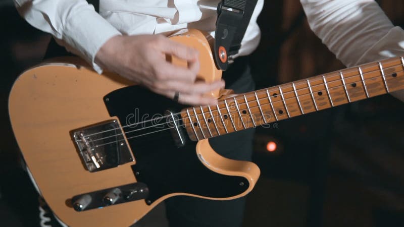 Guitarrista no trabalho