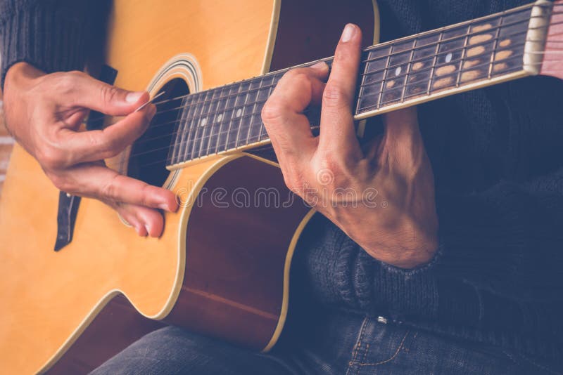 Guitarrista Plays imágenes de archivo libres de regalías Guitarrista Plays imágenes de archivo libres de regalías