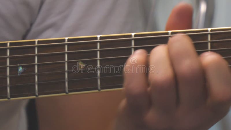 Guitarrista que joga a guitarra acústica