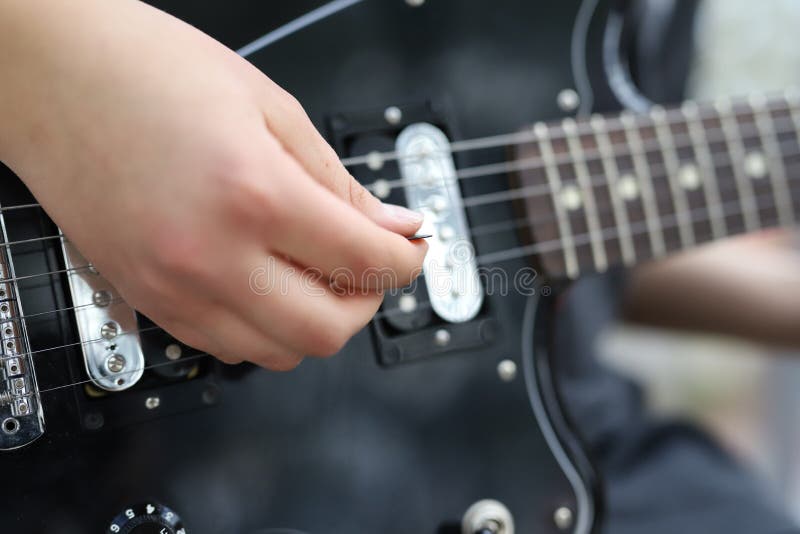 Guitarrista que joga a guitarra, close-up na guitarra imagens de stock Guitarrista que joga a guitarra, close-up na guitarra imagens de stock